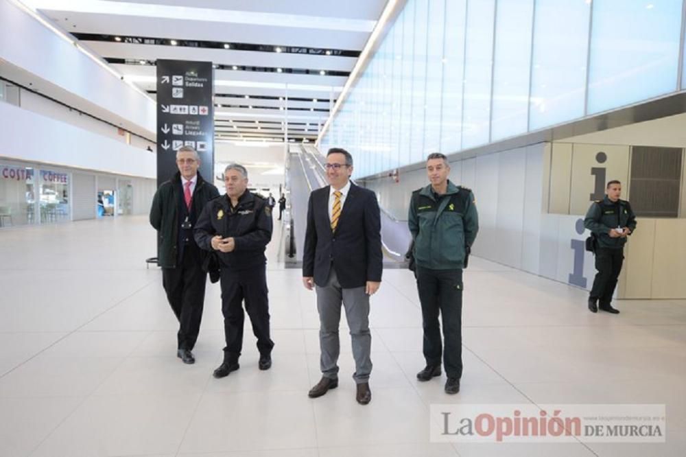 El delegado del Gobierno visita el aeropuerto de Corvera