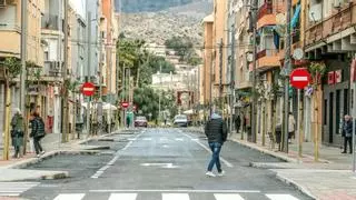 La comercial avenida Alfonso XIII de Elda reabre al tráfico