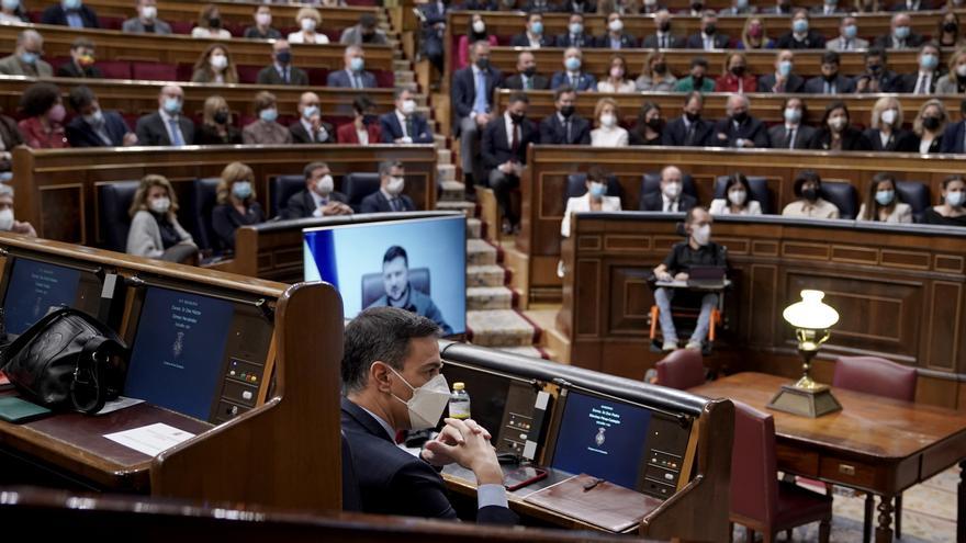 Sánchez, a Zelenski en el Congreso: "El suyo es un ejemplo de dignidad y resistencia"