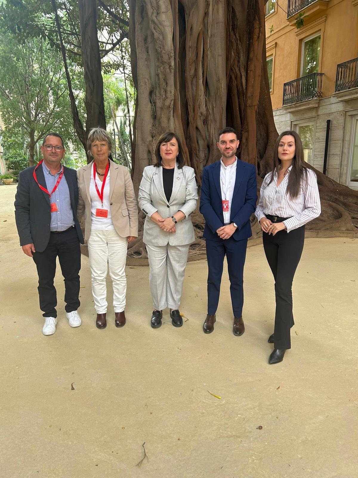 El alcalde y la edil de Aigües, la diputada Navalón y los ediles de El Campello, antes de entrar al pleno