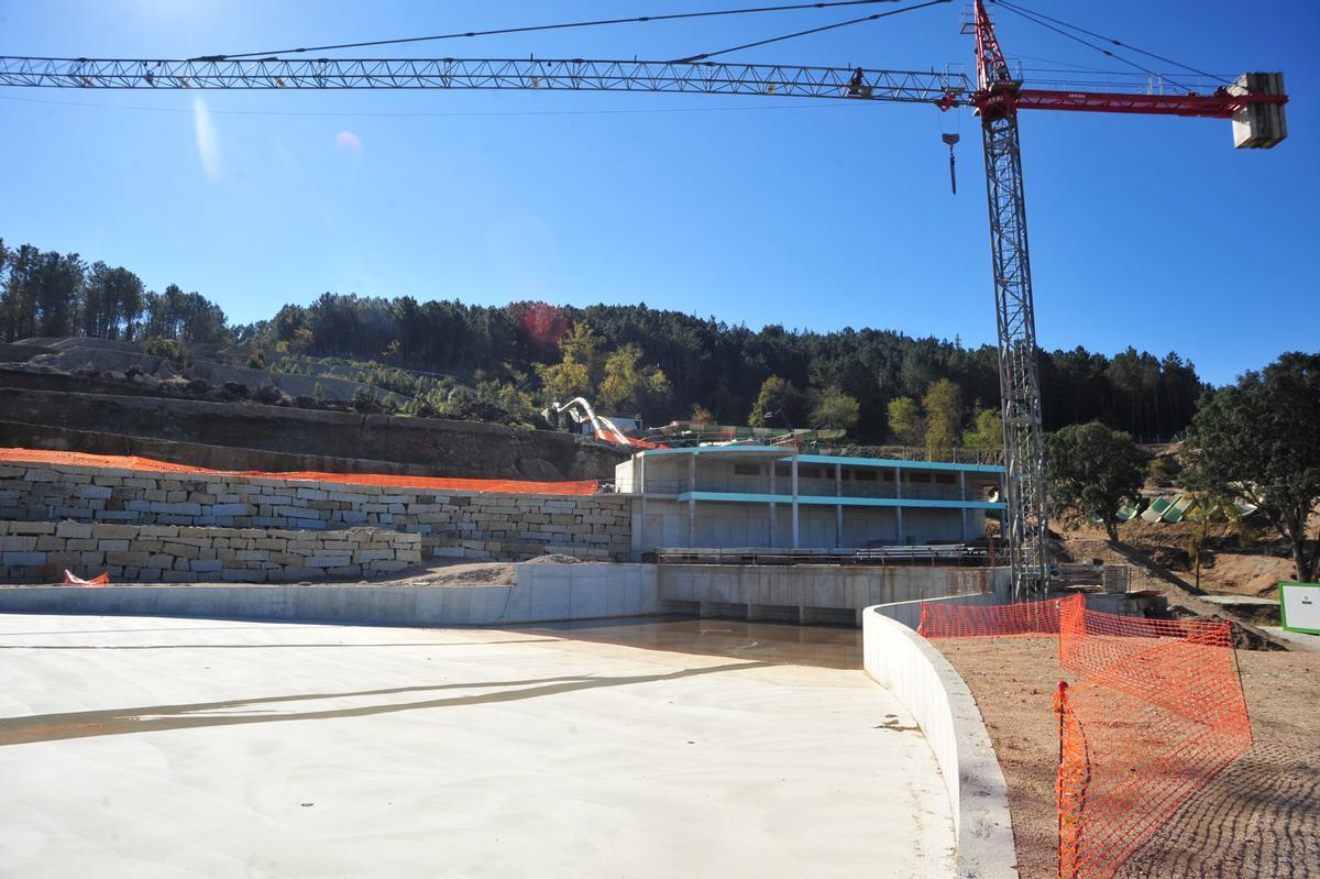 Obra de hormigón para la futura piscina de olas