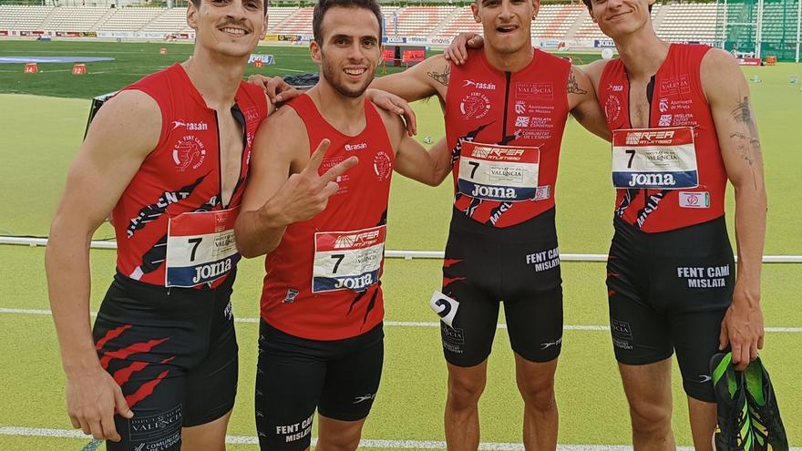 Super Running recibe al C.A. Fent Camí de Mislata tras ganar el segundo puesto en el Campeonato de España