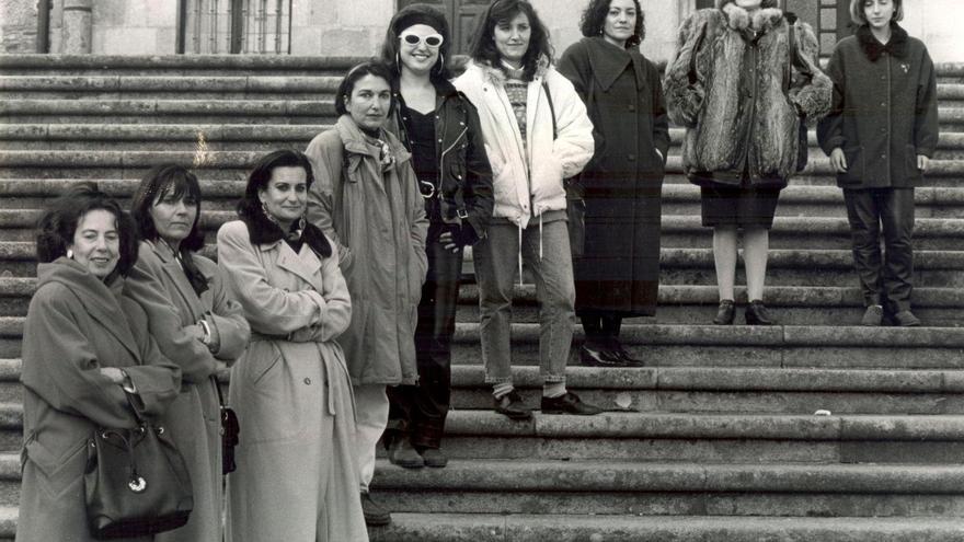 Celebración de uno de los primeros Días da Muller Traballadora, con las participantes en las escalinatas de la plaza da Quintana. Foto: ECG