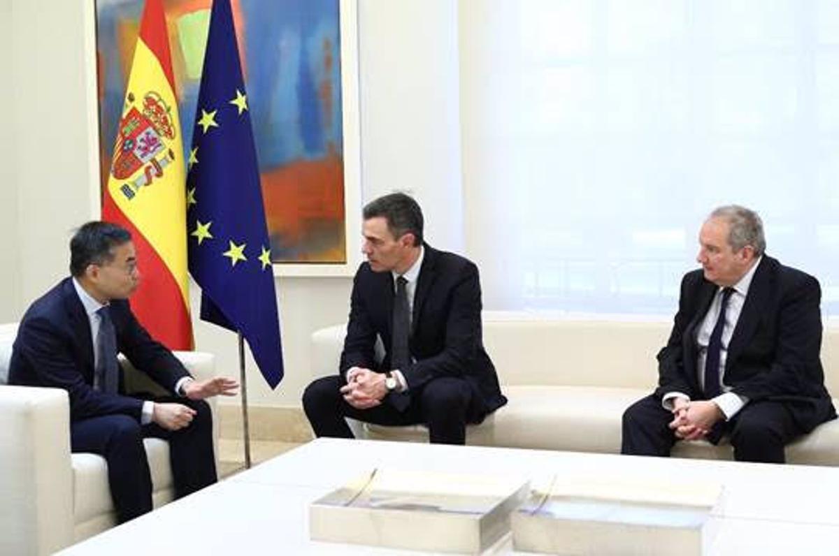 El presidente de Envision, Ley Zhang; el presidente del Gobierno, Pedro Sánchez, y el ministro de Industria y Turismo, Jordi Hereu
