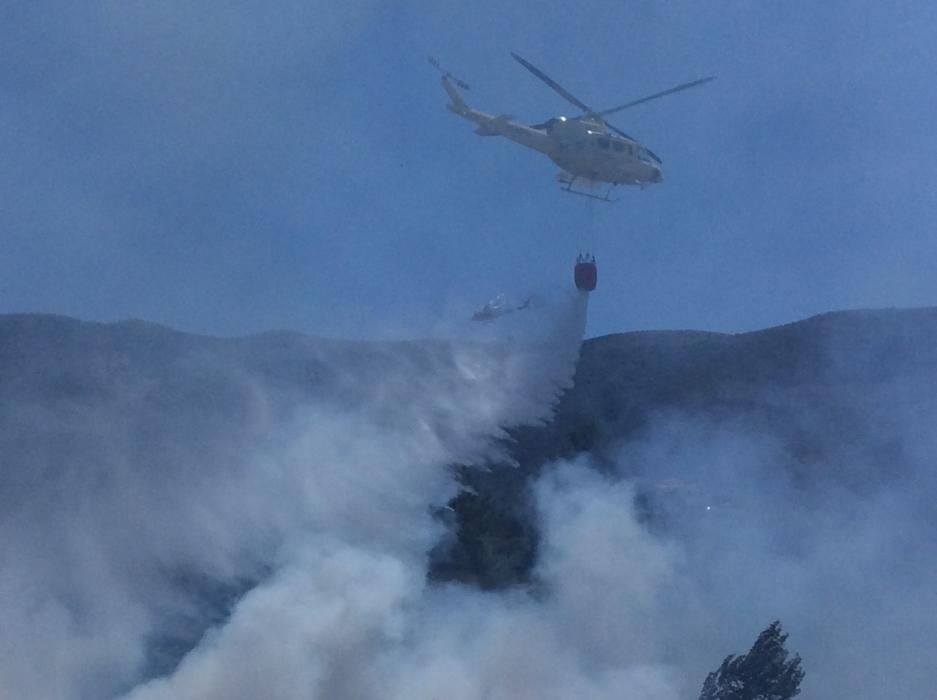 Un incendio forestal en Parcent obliga a desalojar una decena de viviendas