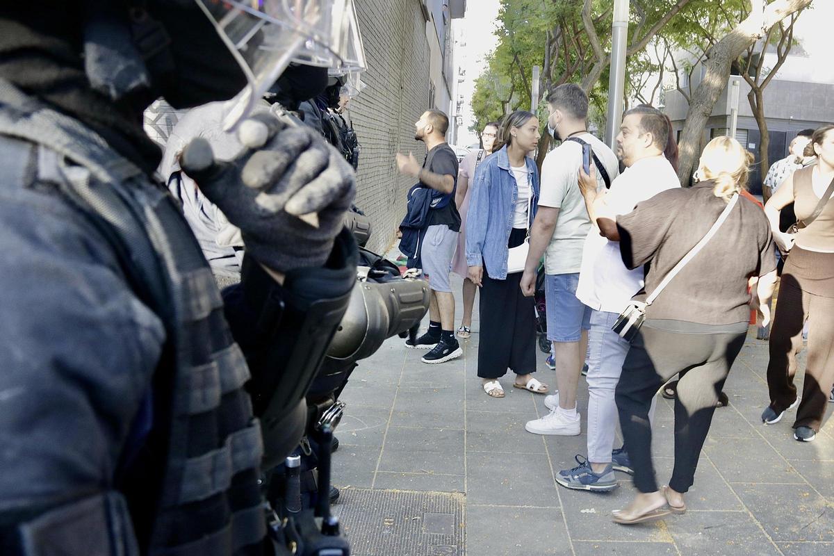 Protesta en La Mina contra el desahucio de tres familias