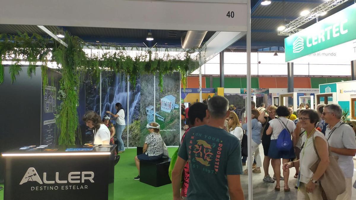 Visitantes hacen cola en el stand del Ayuntamiento de Aller en la FIDMA.