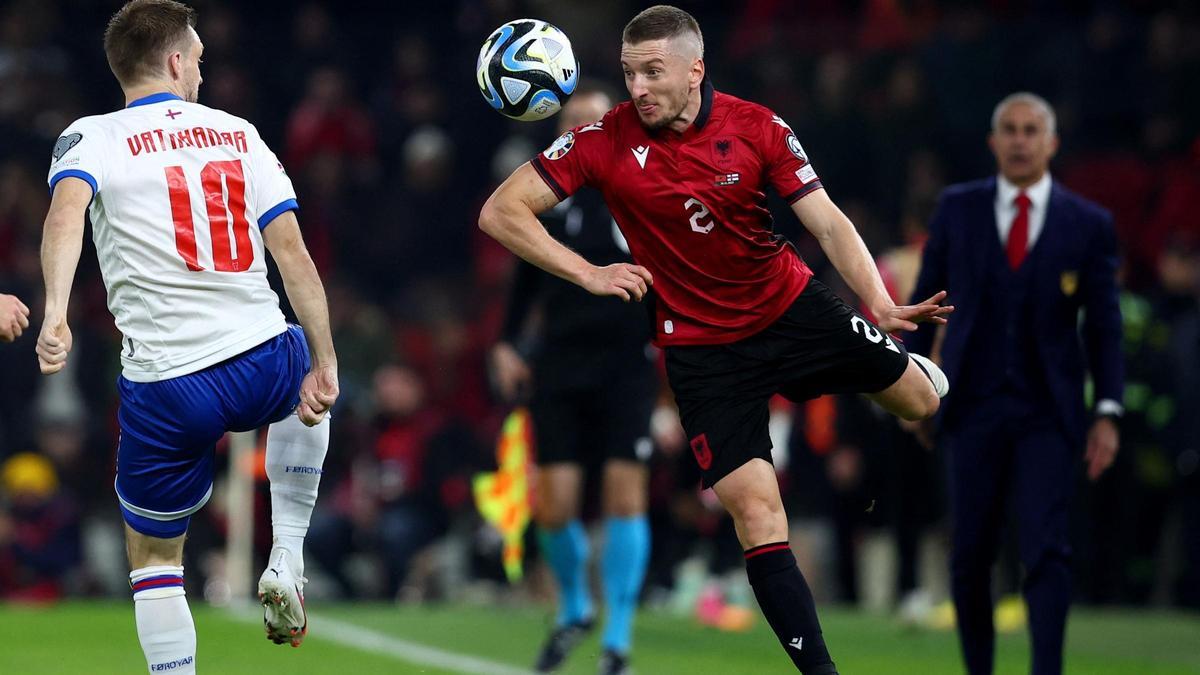 Ivan Balliu, el defensa catalán del Rayo Vallecano, en el Albania-Islas Feroe.