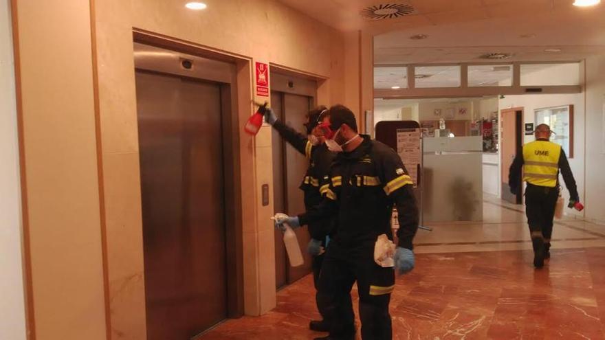 Los bomberos del CPEI trabajan con la UME en la desinfección de residencias de mayores en Badajoz