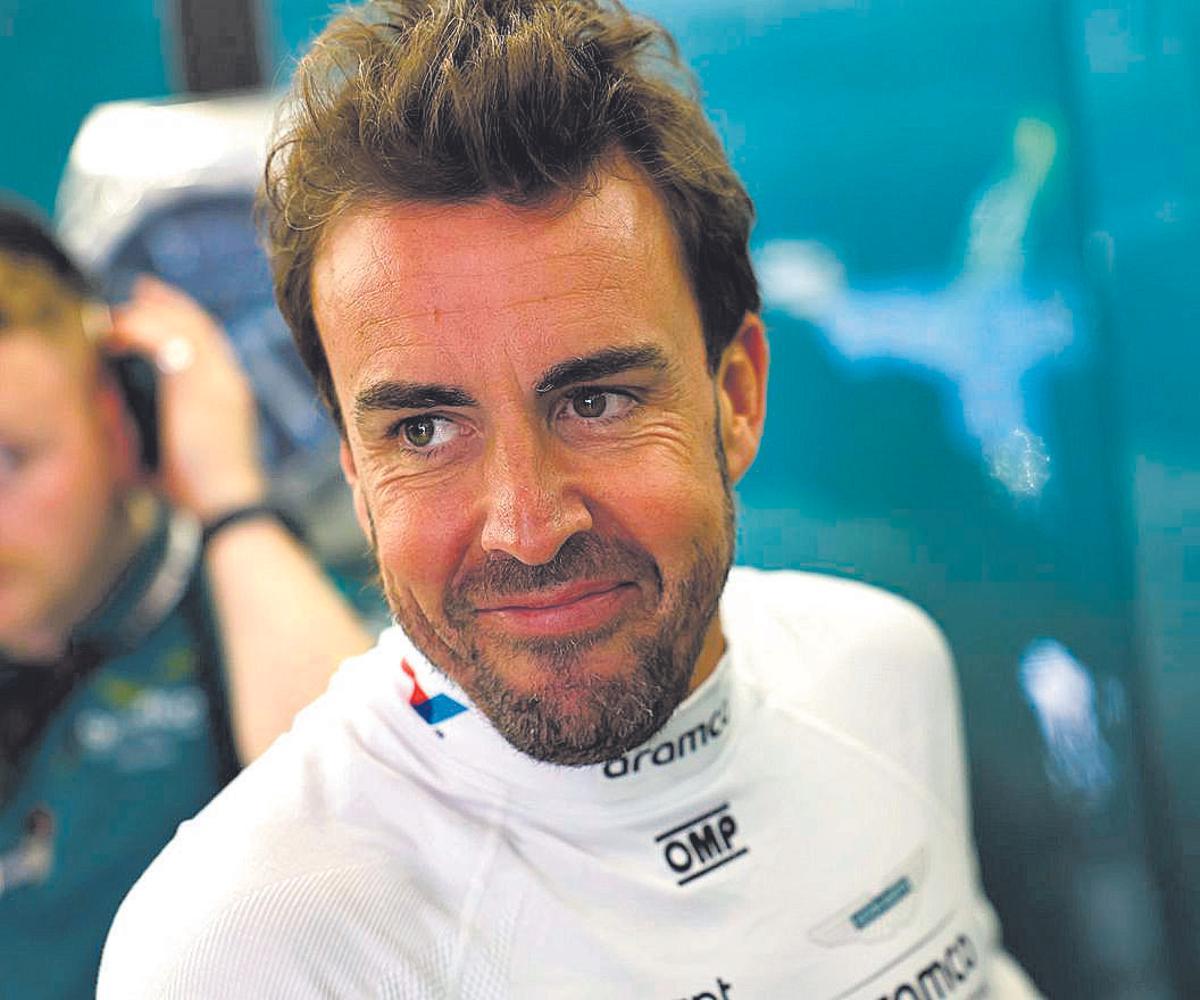 Fernando Alonso. garage, Portrait, Bahrain International Circuit, GP2401a, F1, GP, Bahrain Fernando Alonso, Aston Martin F1 Team, in the garage