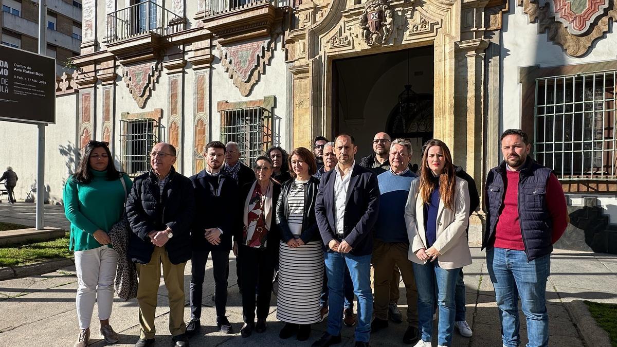Diputados, concejales y alcaldes de IU, ante el Palacio de la Merced.