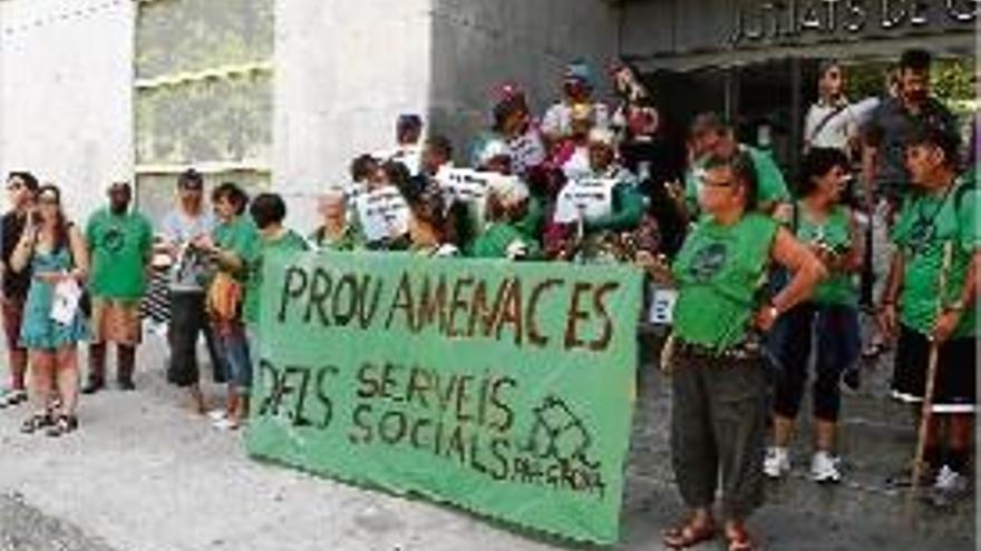 Una trentena de membres de la PAH ahir als Jutjats de Girona.