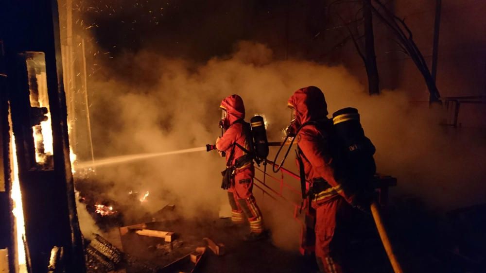 Incendio en una nave de maderas en Alaquàs