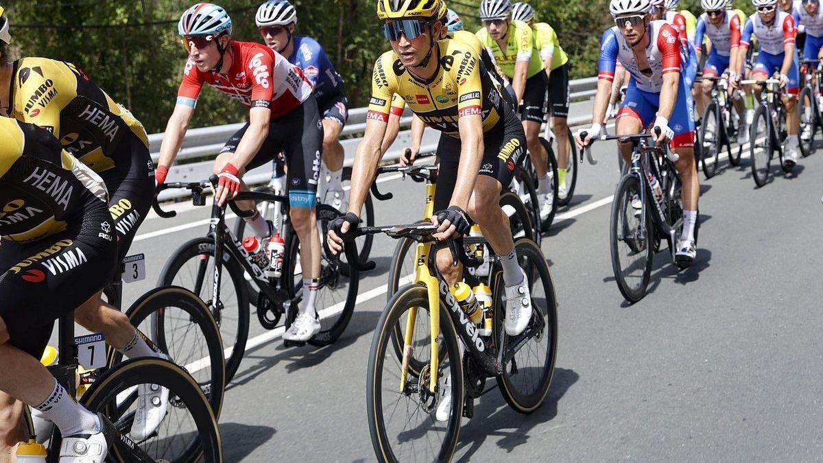 Sepp Kuss, en el centro de la fotografía, ha abandonado este domingo la Vuelta por fiebre.