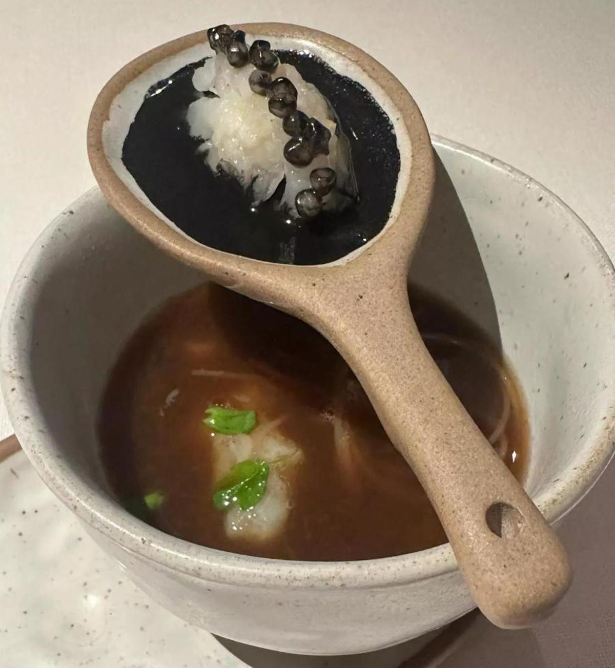 Tallarines de calamar en sopa de cebolla