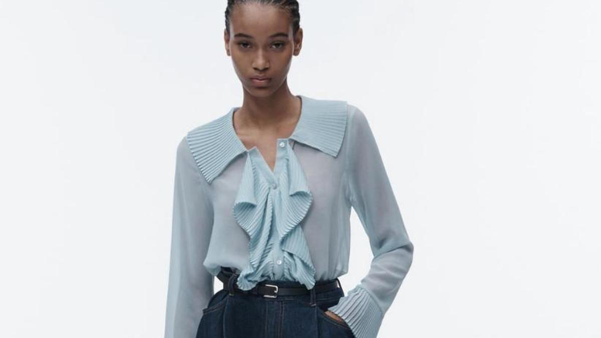 Novedades Zara Zara intenta recuperar la camisa con chorreras y