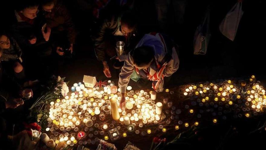 |  Miles de personas se dieron cita ayer en la céntrica plaza londinense de Trafalgar Square para participar en una vigilia convocada por el alcalde de la ciudad, el laborista Sadiq Khan, en memoria de las tres víctimas mortales del atentado del miércoles. &quot;Londres es la mejor ciudad del mundo. Nunca nos plegaremos ante el terrorismo&quot;, afirmó Khan en la convocatoria del acto, para añadir que &quot;cuando los londinenses hacen frente a la adversidad siempre lo hacen juntos para defender nuestros valores y nuestra forma de vida&quot;.