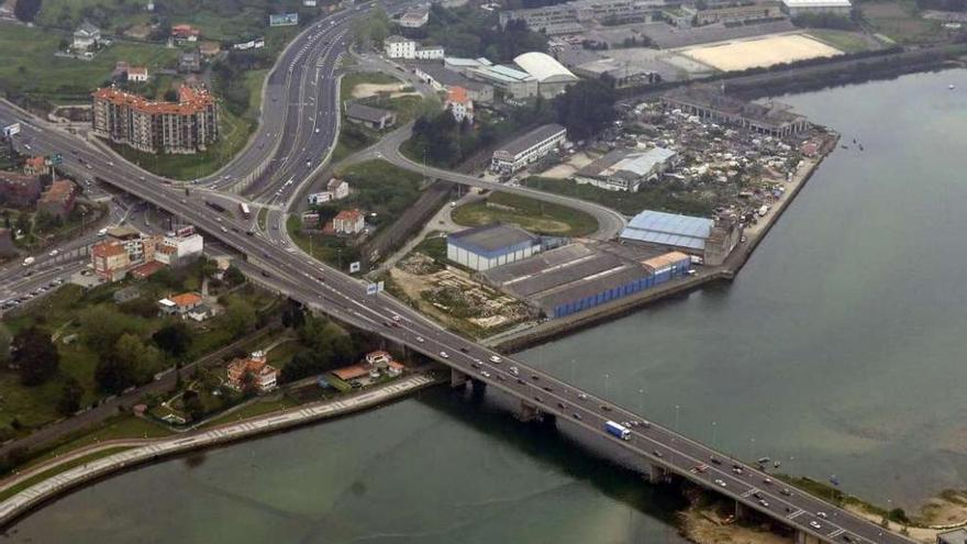 Vista aérea del puente de A Pasaxe y de los terrenos que ocupaba la antigua Conservera Celta. víctor echave