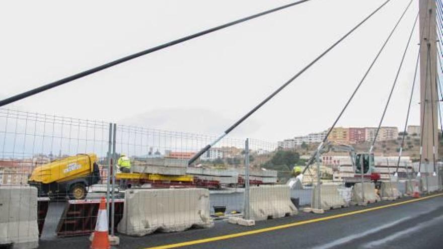 Los trabajos de reparación del puente están ahora en la recta final en el lado izquierdo, en sentido hacia Alicante.