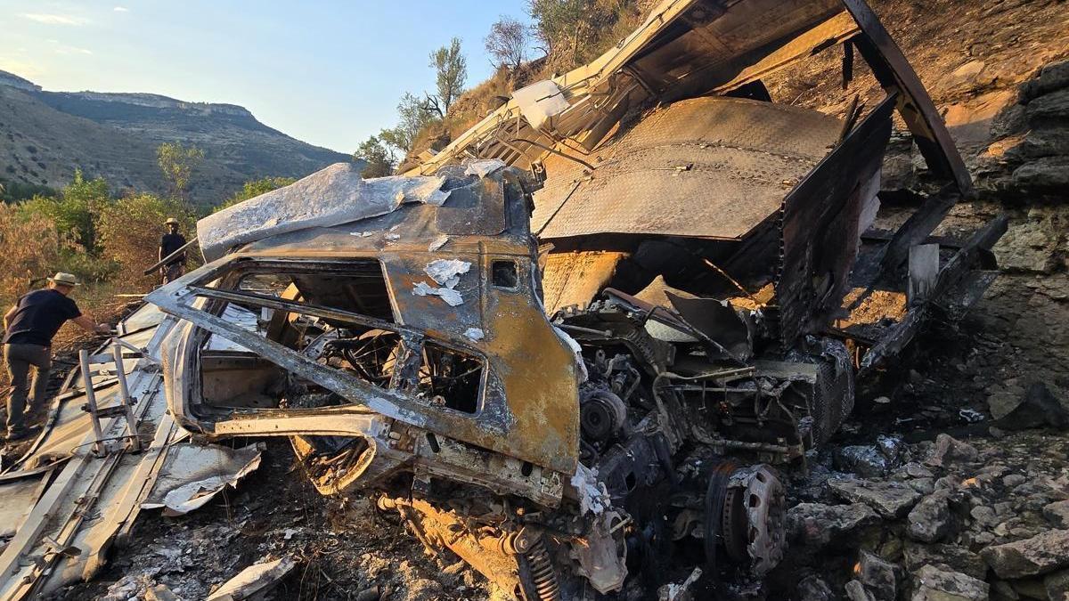 Retirada del camión accidentado en Forcall