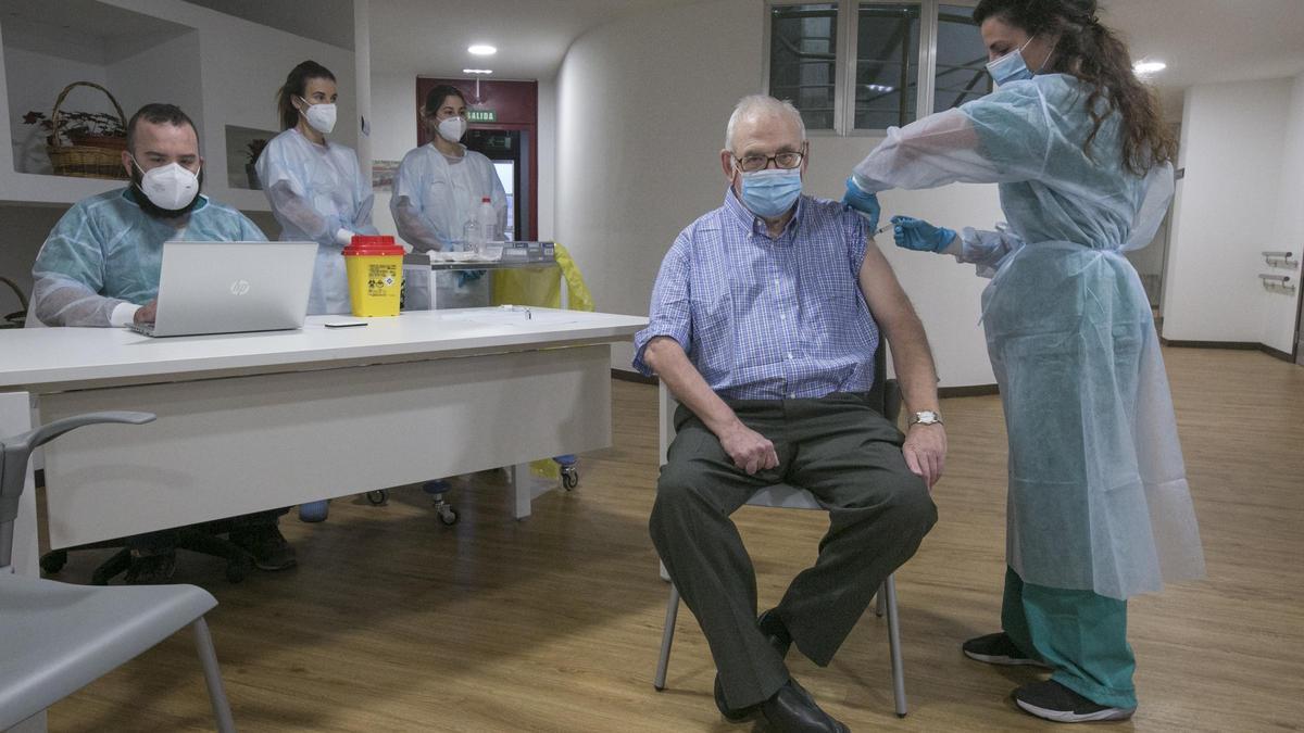 La vacunación de un paciente de geriátricos.