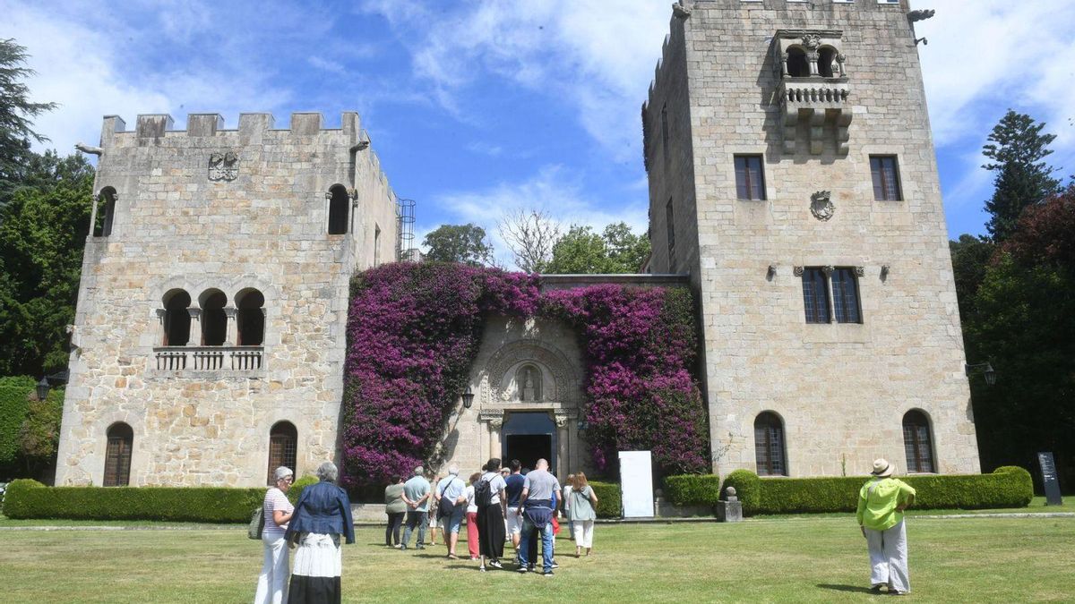 Un grupo de visitantes a la entrada del pazo de Meirás. |  La Opinión