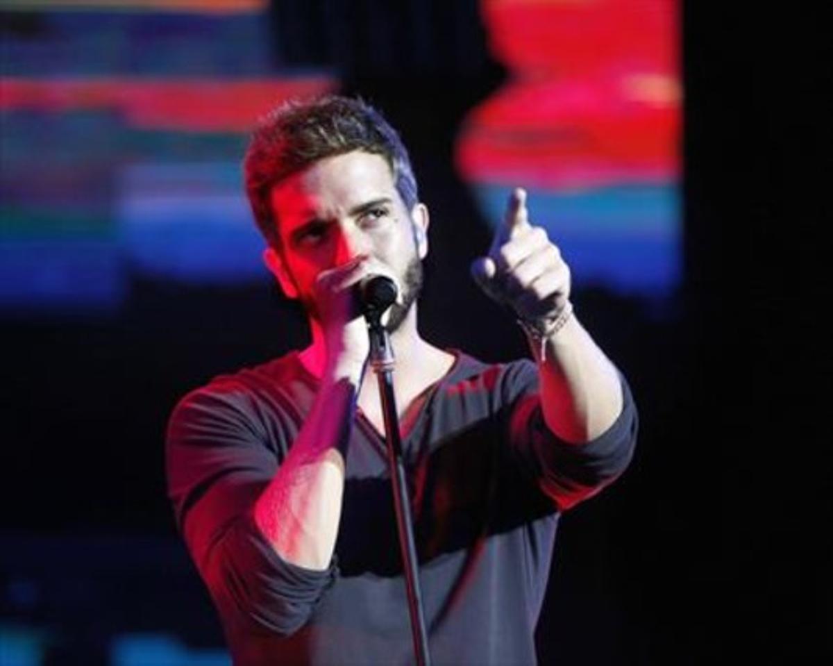 El cantant Pablo Alborán, en un moment del concert que va fer ahir a la nit al Festival de Cap Roig.