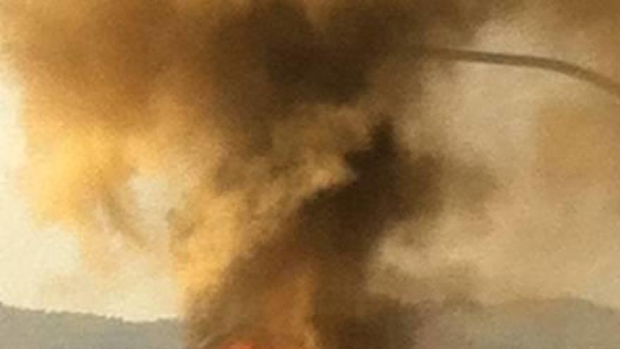 Un incendio destruye un coche en el polígono de Son Castelló