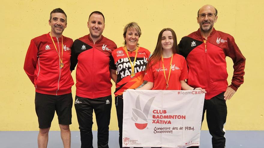 Deportistas del Bádminton Xàtiva con las medallas conseguidas en el Autonómico.