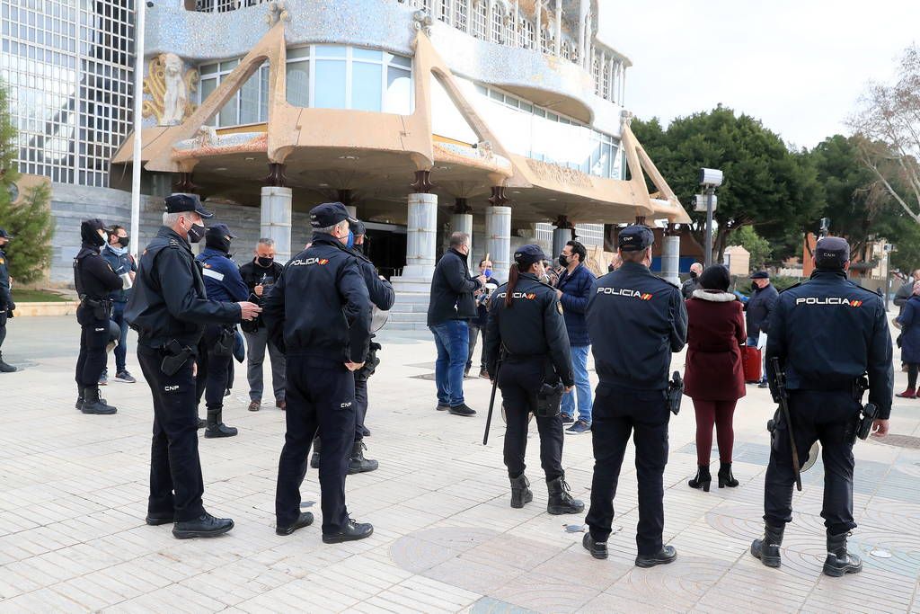 Los hosteleros se presentan en la Asamblea para recibir a López Miras