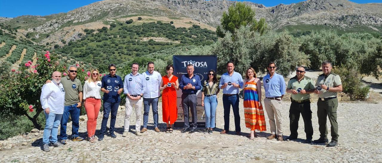 Las autoridades, en el acto de reapertura del sendero de La Tiñosa, en Priego.