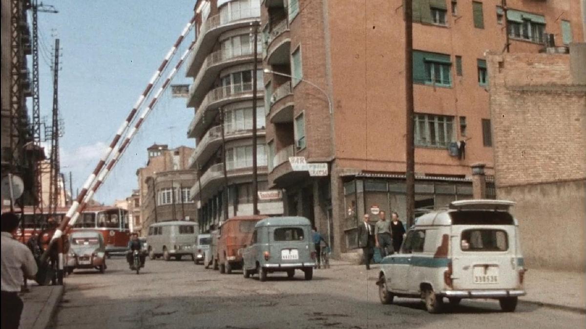 Imatge del vídeo "Comiat de l’últim tren del baixador del carrer d’Àngel Guimerà (1969)" de l’Associació Memòria i Història de Manresa