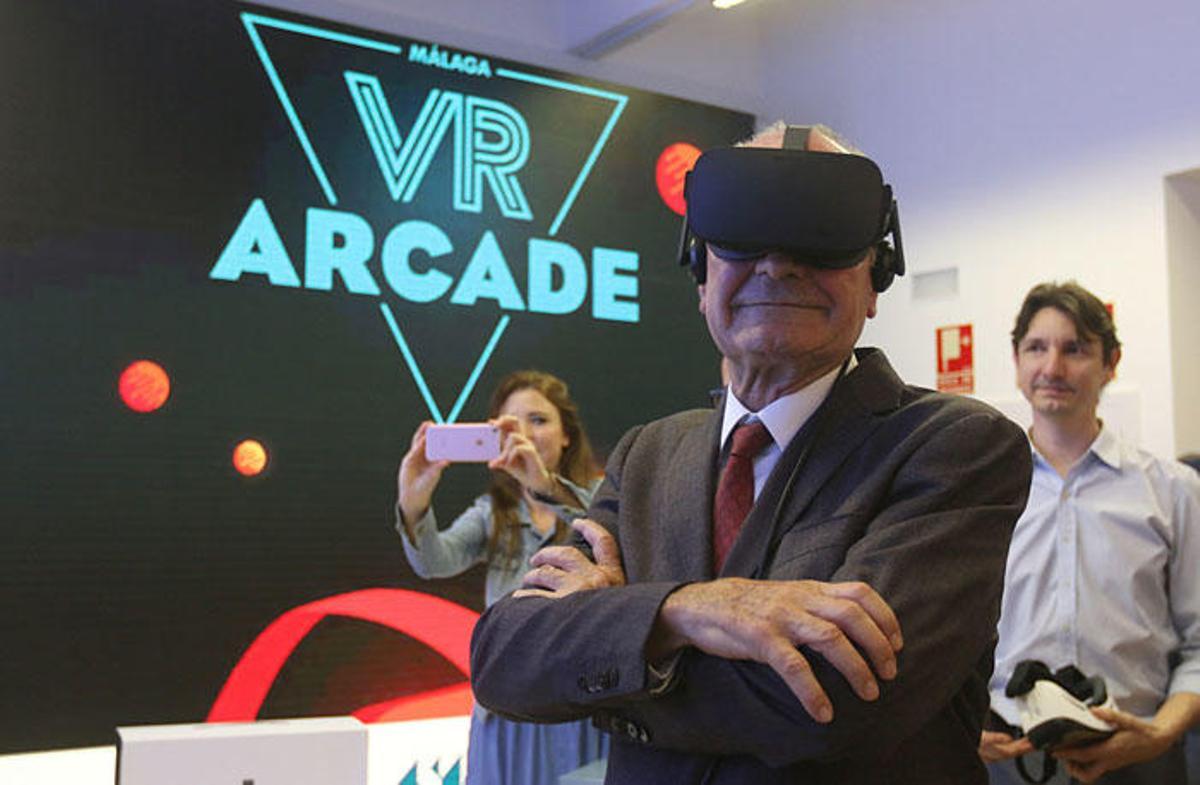 Francisco de la Torre, probando las gafas de realidad virtual.