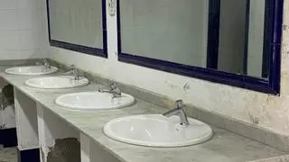 Vecinos de Arrieta denuncian el pésimo estado del balneario de la playa de La Garita, en el norte de Lanzarote