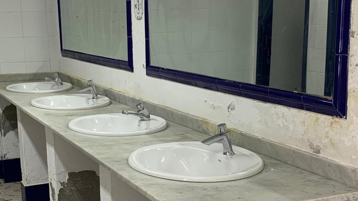 Denuncian el mal estado del balneario de la playa de La Garita, en Arrieta, en el norte de Lanzarote