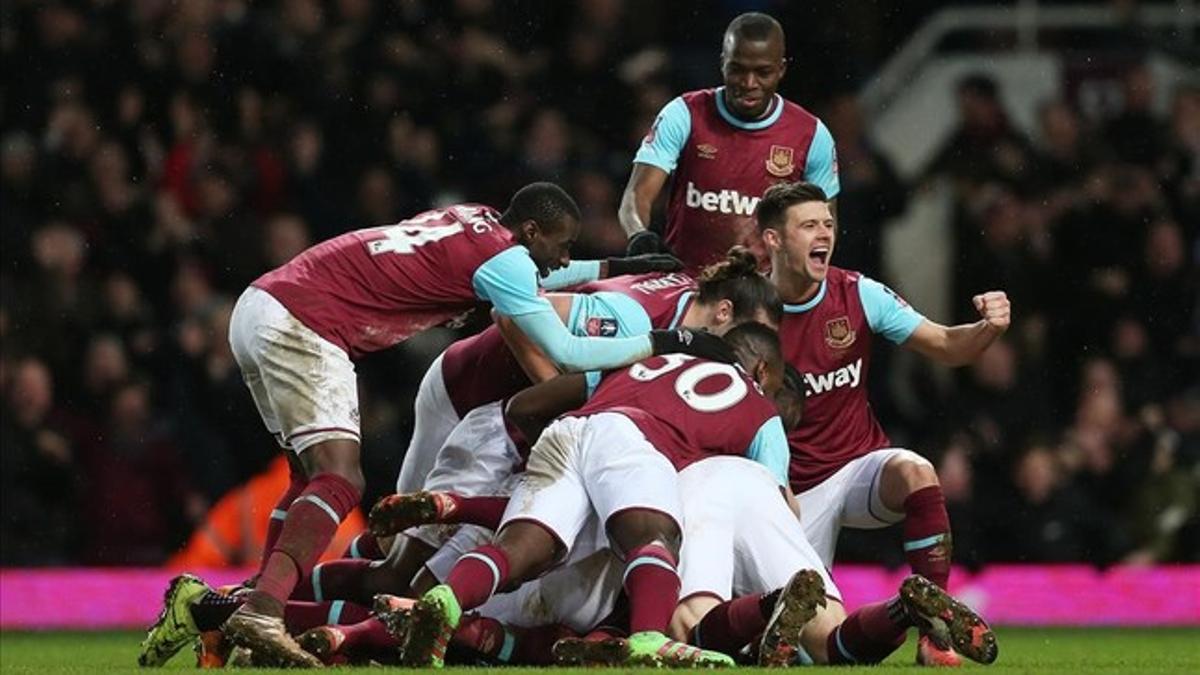 Los jugadores del West Ham celebran el último gol ante el Liverpool