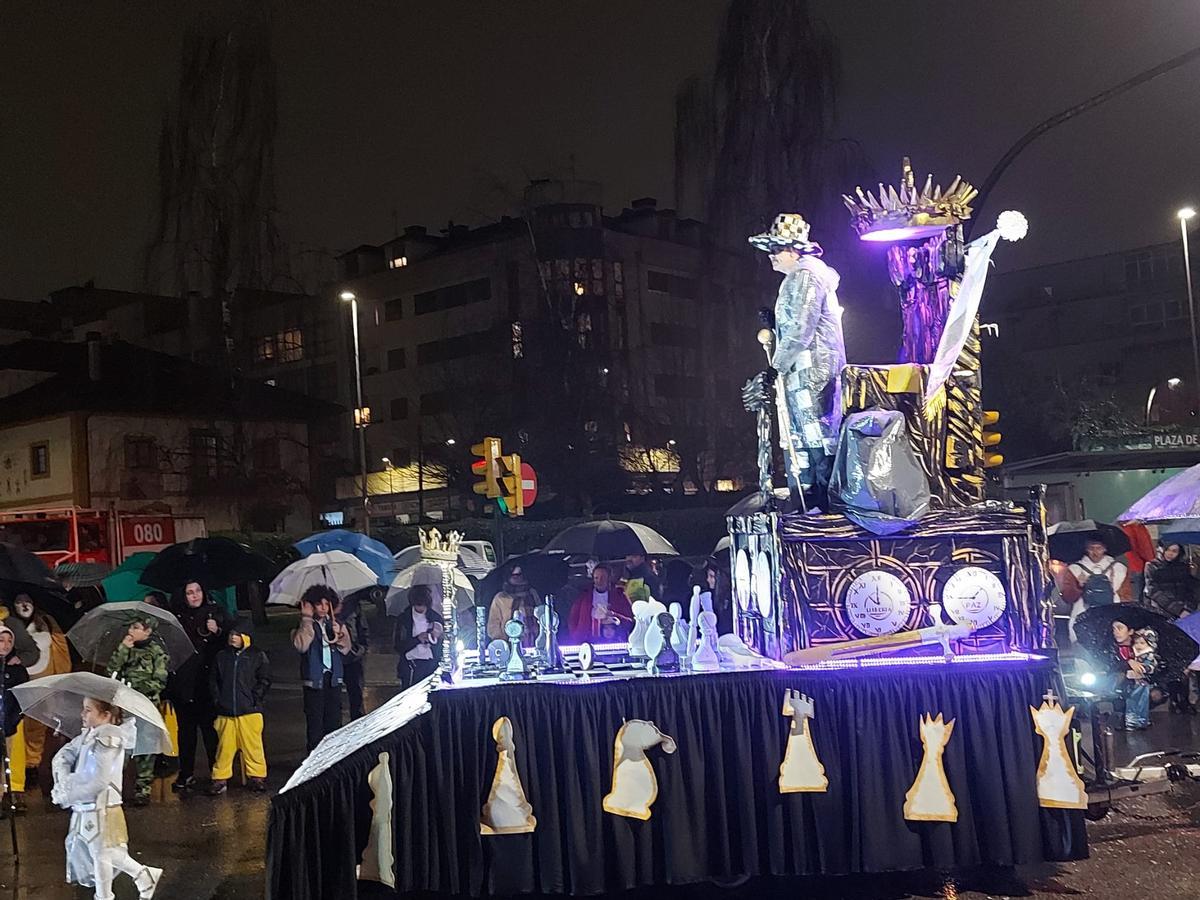 Jaque mate de "Turoneses d'Antroxu", que invitan a la gente a echarse una partida de ajedrez.