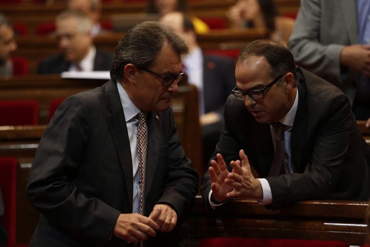 El president, Artur Mas, parla amb el portaveu de CiU, Jordi Turull, aquest dimarts al Parlament. El president, Artur Mas, parla amb el portaveu de CiU, Jordi Turull, aquest dimarts al Parlament.