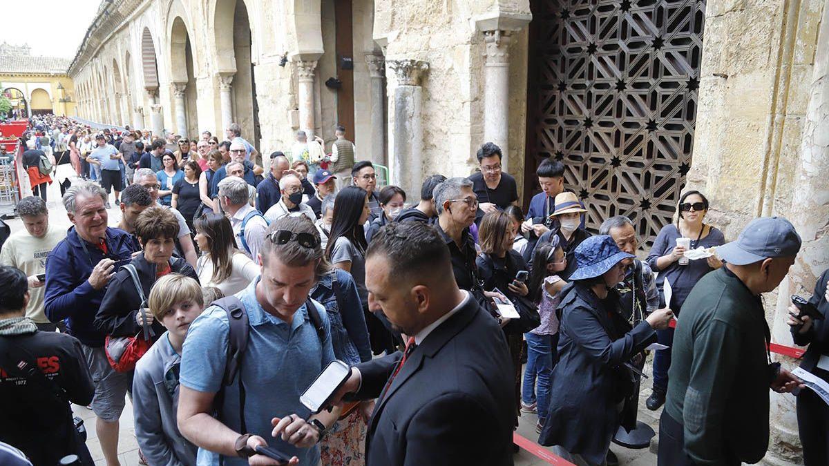 Turistas en el acceso a la Mezquita-Catedral.