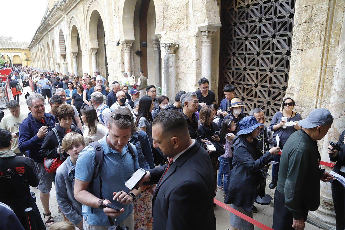 Turistas en el acceso a la Mezquita-Catedral.