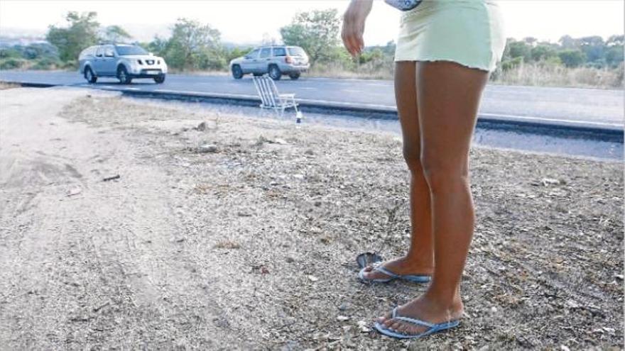 Resulta freqüent trobar prostitutes que aprofiten per col·locar-se als vorals de les carreteres per oferir els seus serveis als conductors que s&#039;hi aturen.