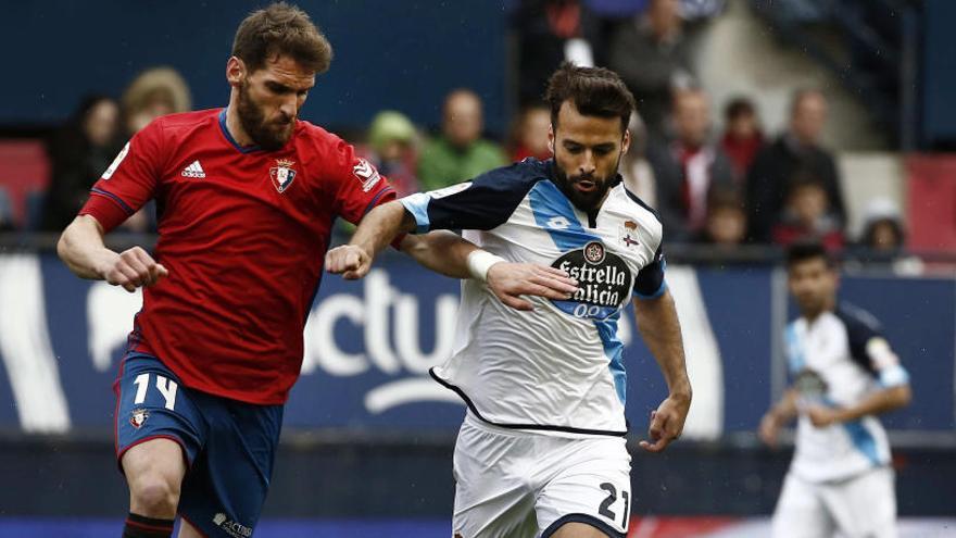 Bruno Gama, del Deportivo, protege un balón ante Tienza.