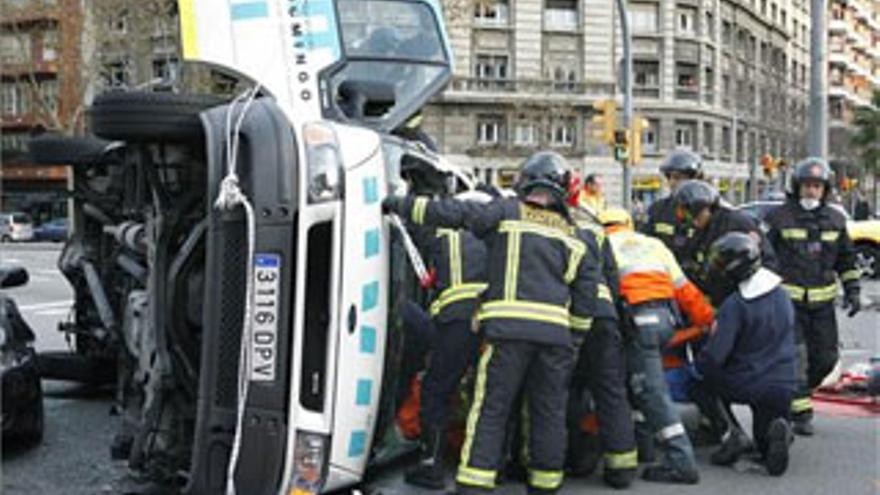 10 heridos tras el choque de una ambulancia y un turismo en Barcelona