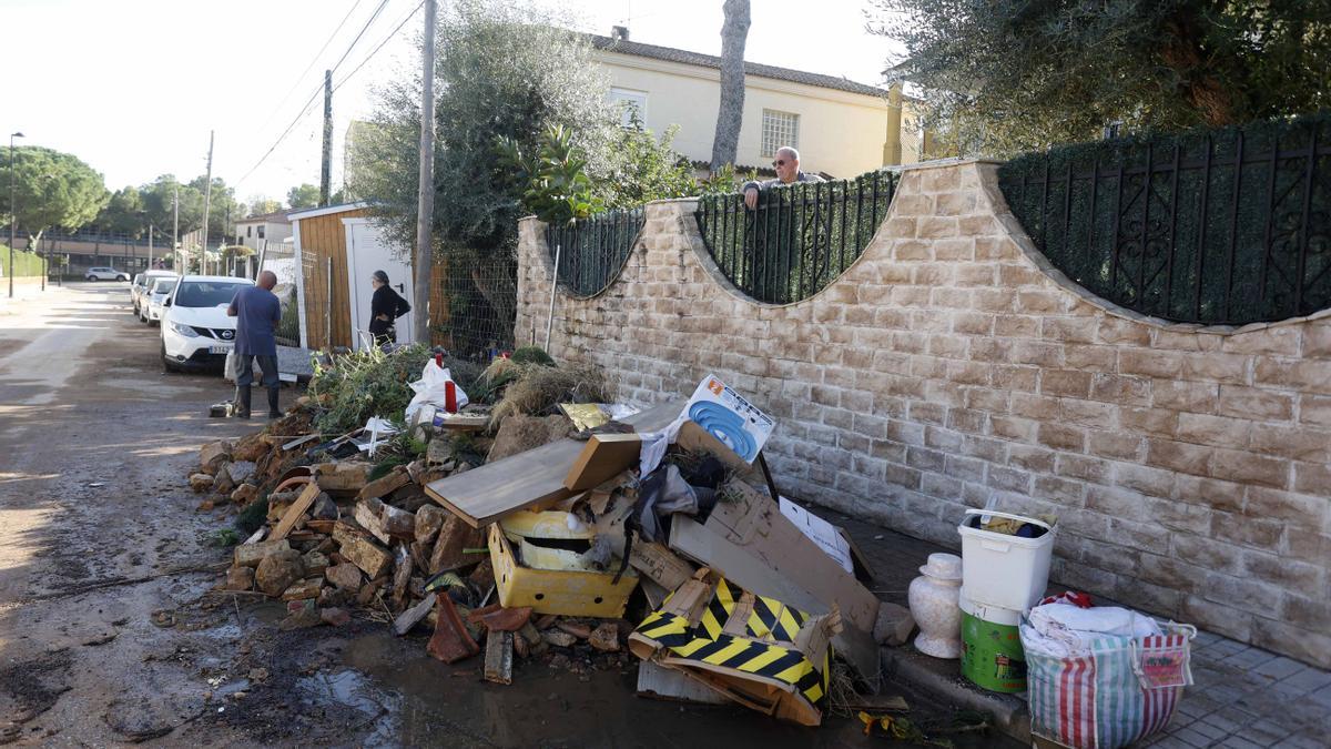 Los vecinos de dos chalets limpian los daños del pasado temporal en el Vedat (Torrent).