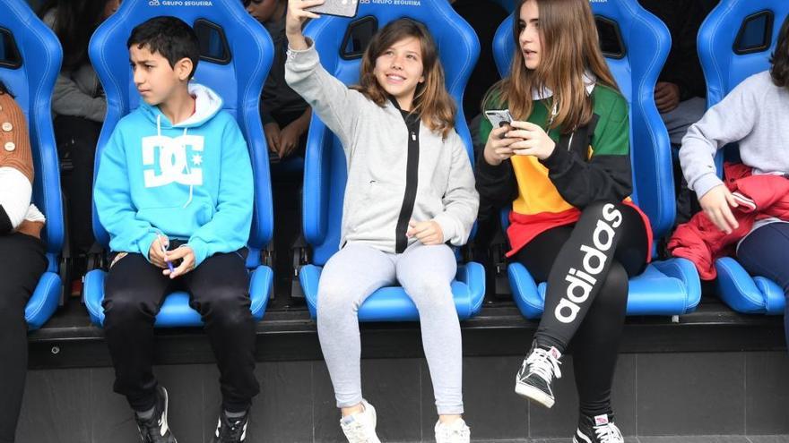 Alumnos del colegio de Arteixo visitan el estadio de Riazor