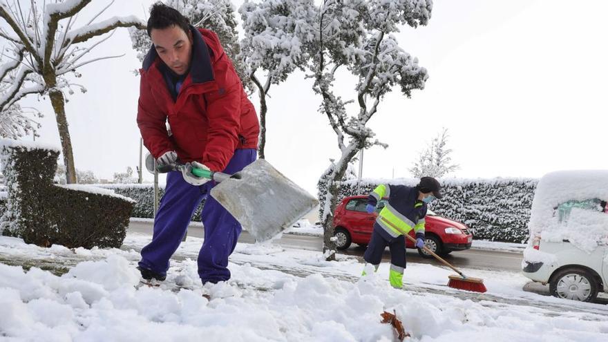 Los operarios retiran la nieve que dificulta el paso de personas en Guijuelo, Salamanca. | Ical