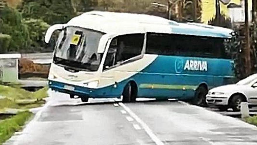 Imagen del bus escolar accidentado.