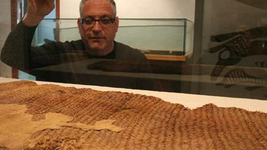 El director del Arqueológico de Elda observa los restos textiles del niño del Bolón