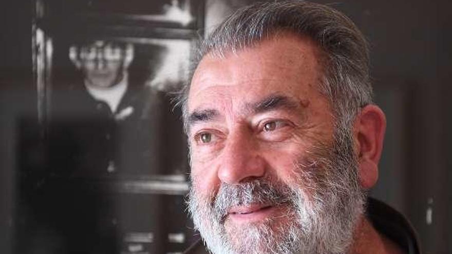 El artista Vari Caramés, ayer en la galería Parrote.