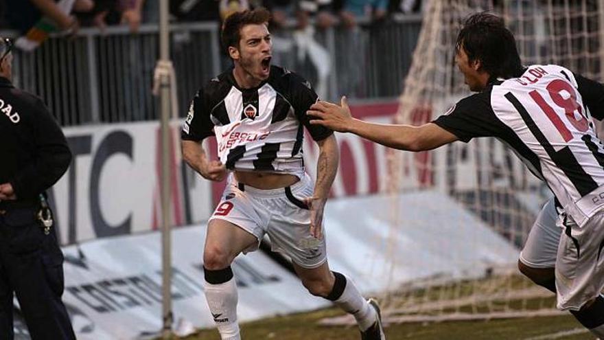 Miguel Palanca celebra un gol con su compañero en el Castellón Ulloa.